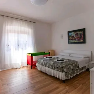  Apartment Rina's House